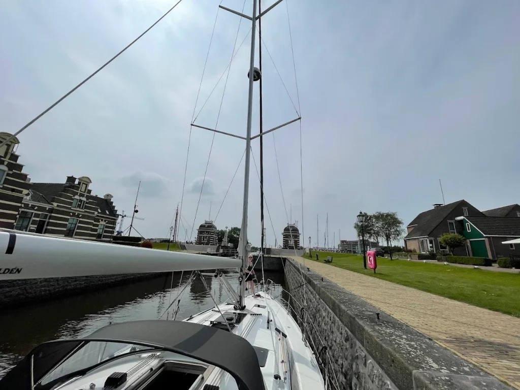 Zeilboot in Lemstersluis